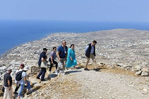 ΥΠΠΟ: Αυτοψίες της Λ. Μενδώνη στους αρχαιολογικούς χώρους της Αρχαίας Θήρας και του Ακρωτηρίου Σαντορίνης