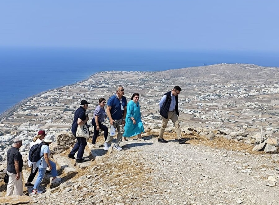 ΥΠΠΟ: Αυτοψίες της Λ. Μενδώνη στους αρχαιολογικούς χώρους της Αρχαίας Θήρας και του Ακρωτηρίου Σαντορίνης