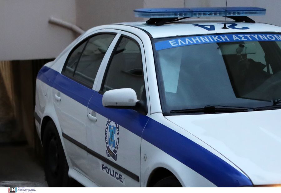 Επιχείρηση της ΕΛ.ΑΣ. για χρηματισμούς οδήγησε, μέχρι στιγμής, σε σύλληψη νεκροτόμου και υπαλλήλου σε γραφείο τελετών