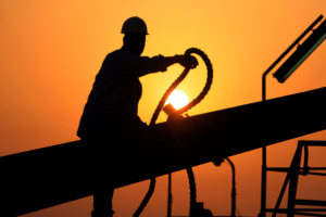 Πετρέλαιο: Το αμερικανικό αργό υποχωρεί κατά 5% εν μέσω προοπτικής βελτίωσης στην κατάσταση στο Στενό του Χορμούζ