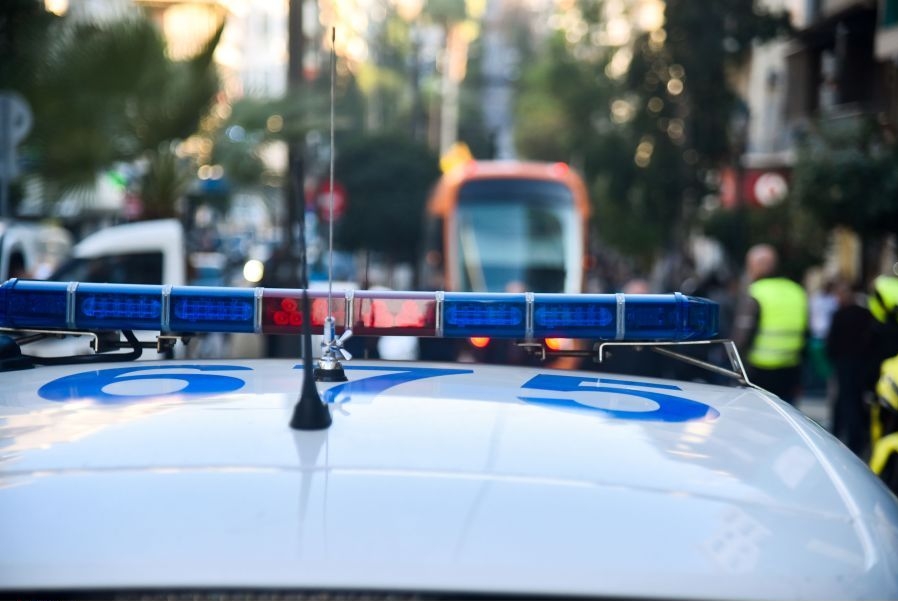 Σύλληψη 45χρονης για έκθεση ανηλίκου – Είχε αφήσει μόνη στο σπίτι την 4χρονη κόρη της