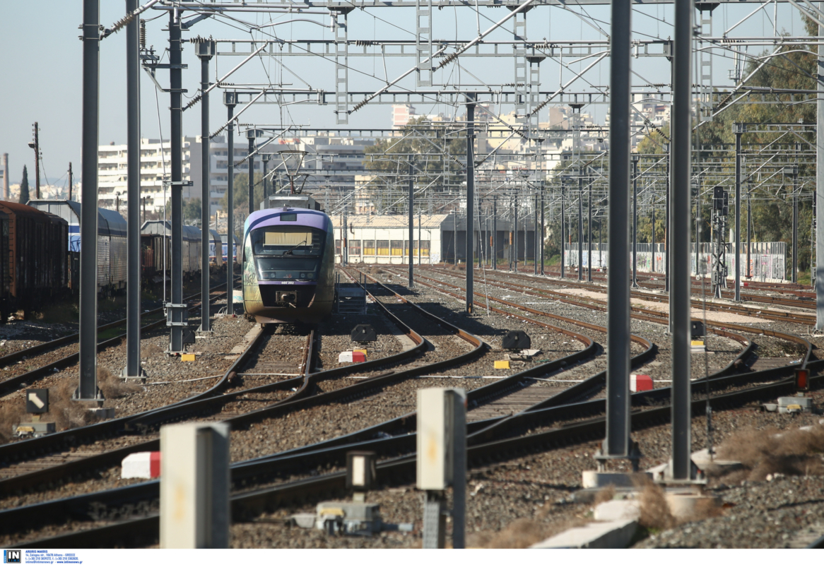 Φορτηγό έπεσε στις γραμμές του Προαστιακού στην Μεταμόρφωση