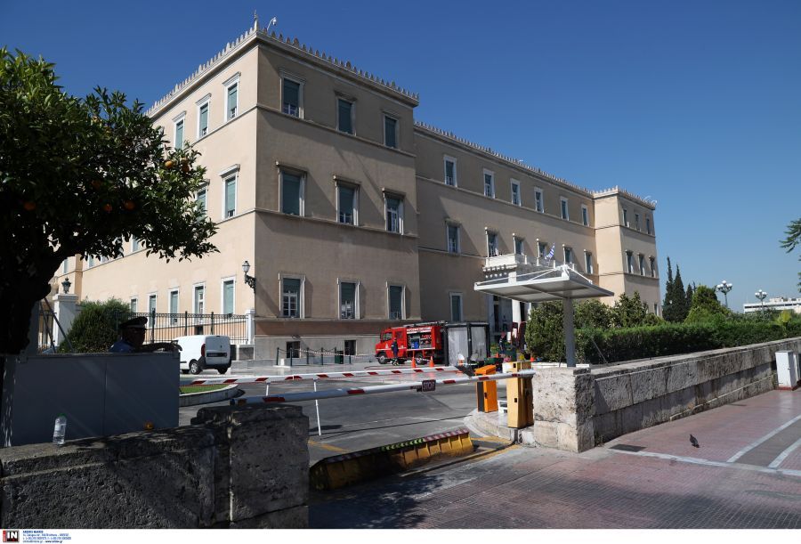 Ολοκληρώθηκε η επιχείρηση περισυλλογής ύποπτου φακέλου στη Βουλή