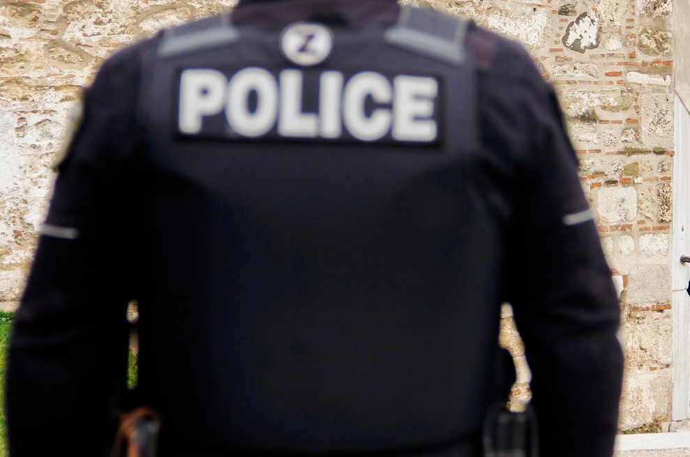 Ένας 35χρονος επιτέθηκε σε αστυνομικό με τσεκούρι στους Αμπελόκηπους