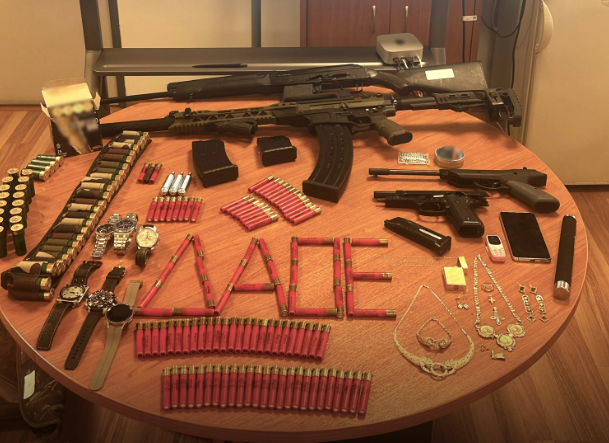 Επιχείρηση του «Ελληνικού FBI» στη Δυτική Αττική – Έγιναν 3 συλλήψεις, κατασχέθηκαν όπλα, σφαίρες και ναρκωτικά
