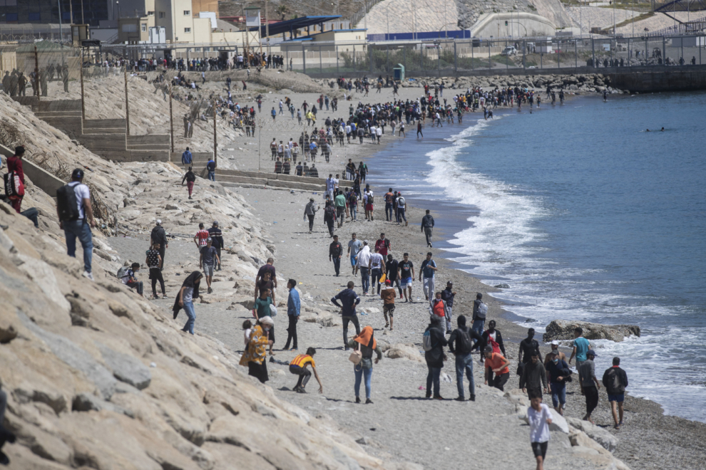 Ισπανία: 54 παιδιά κολύμπησαν από το Μαρόκο στον ισπανικό θύλακα Θέουτα