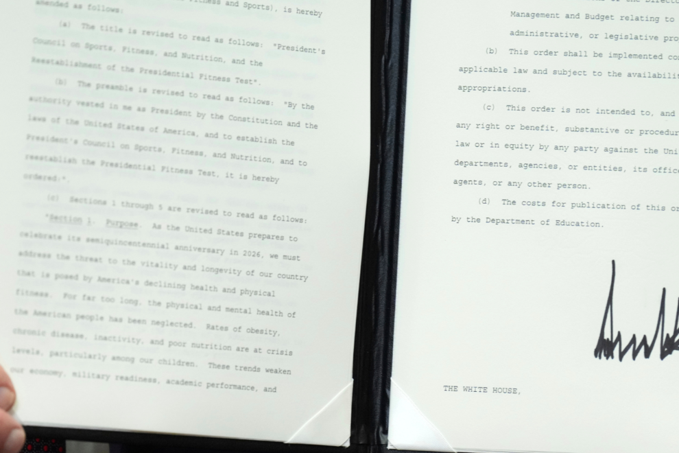 Ο Ντ. Τραμπ επιβάλλει επιπρόσθετους δασμούς σε δεκάδες χώρες –  Στο 35%οι δασμοί για τον Καναδά