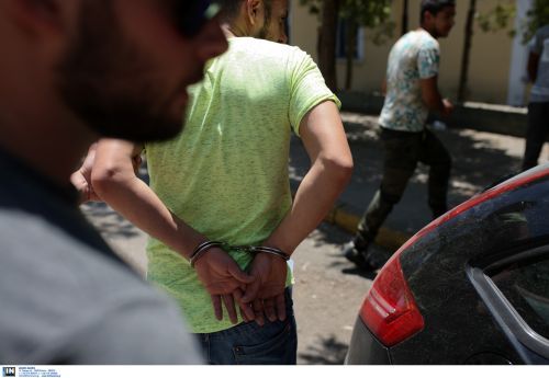Συνελήφθη 39χρονος που κυκλοφορούσε με μαχαίρι και λήστευε νεαρούς