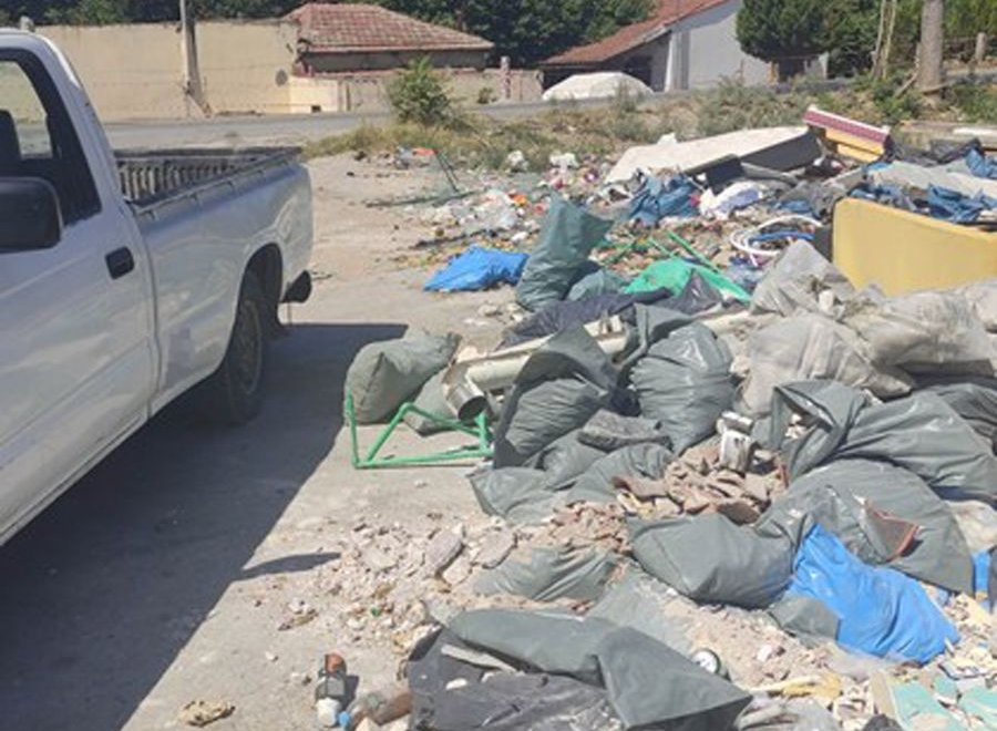 Σύλληψη τριών ατόμων που πετούσαν μπάζα σε υπαίθριο χώρο του Δ. Θεσσαλονίκης