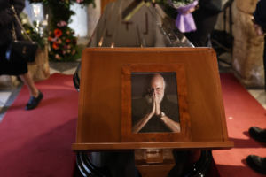 Η σορός του Διονύση Σαββόπουλου μεταφέρθηκε στη Μητρόπολη για την εξόδιο ακολουθία