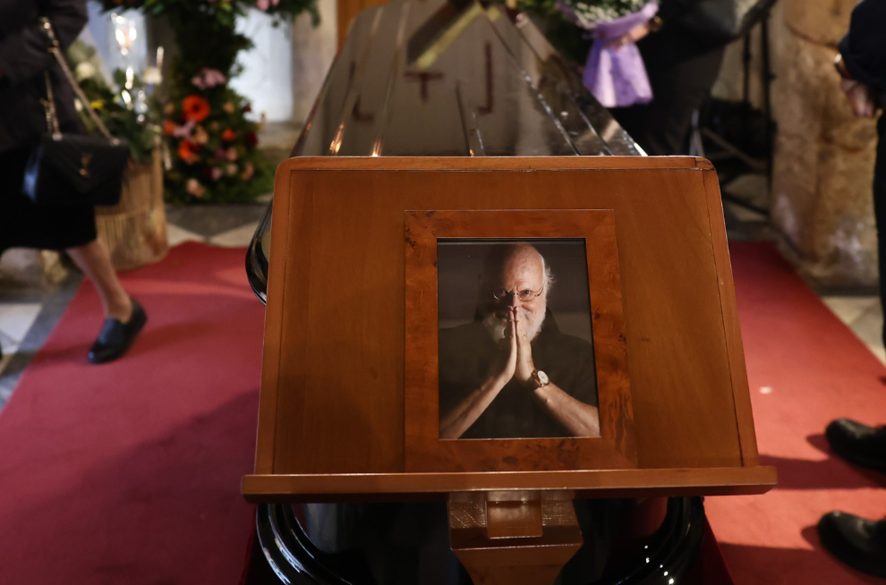 Η σορός του Διονύση Σαββόπουλου μεταφέρθηκε στη Μητρόπολη για την εξόδιο ακολουθία