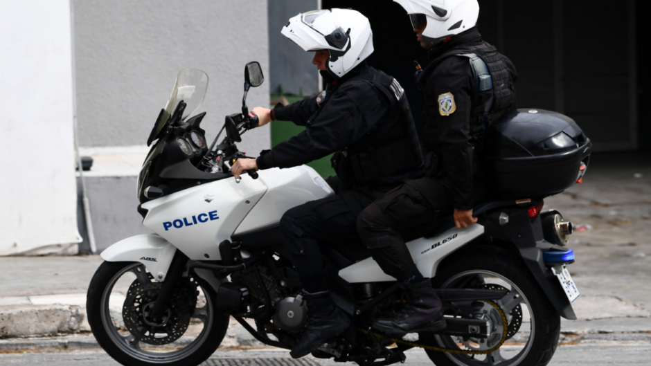 Αιματηρό επεισόδιο στην Ελευσίνα- Παραδόθηκε ο 22χρονος