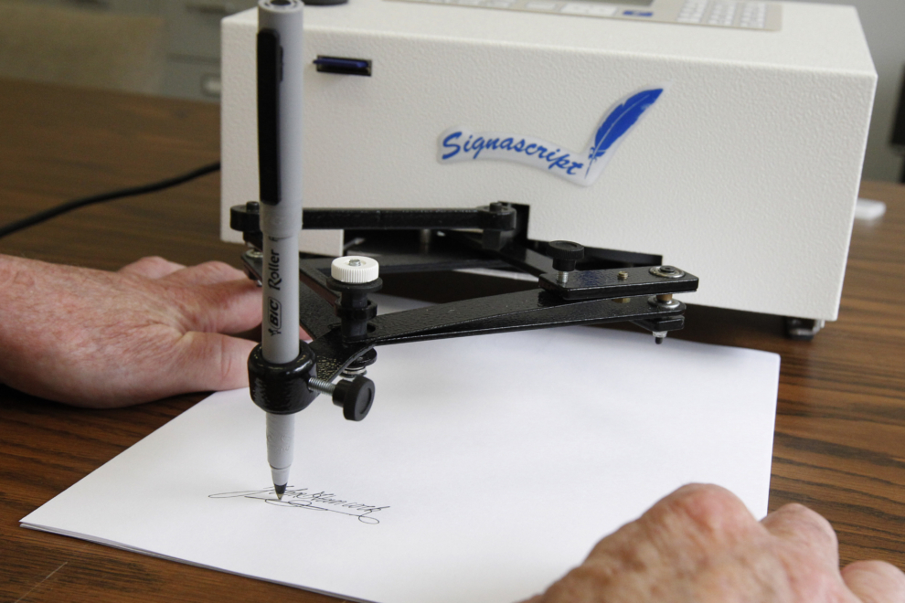 Ο Τραμπ δηλώνει πως ακυρώνει τα εκτελεστικά διατάγματα του Μπάιντεν που δεν φέρουν τη φυσική υπογραφή του