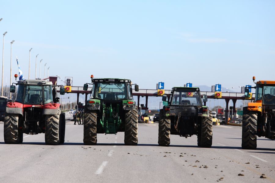 Κλιμακώνονται οι κινητοποιήσεις στα μπλόκα, από τα Μάλγαρα και το Δερβένι μέχρι τη Νικήτη