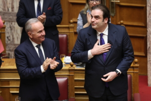 Θερμή υποδοχή Πιερρακάκη στη Βουλή για τη συζήτηση του Προϋπολογισμού