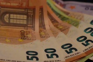 «Ποδαρικό» για επαγγελματίες και αγρότες – Αύξηση ασφαλιστικών εισφορών