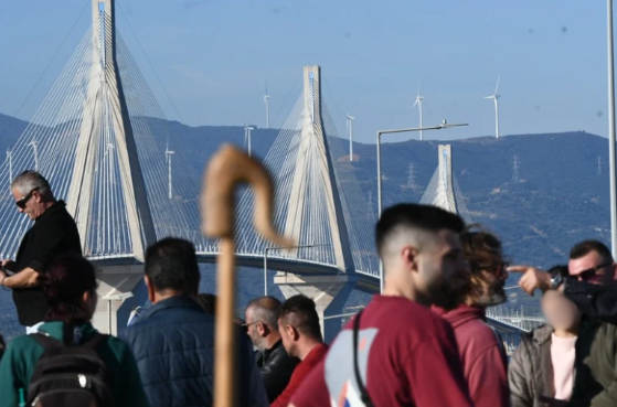 Πάτρα: Έφυγαν οι αγρότες και οι κτηνοτρόφοι της Αχαΐας από την γέφυρα Ρίου–Αντιρρίου – Στην πλευρά της Αιτωλοακαρνανίας έχουν ανοίξει τα διόδια