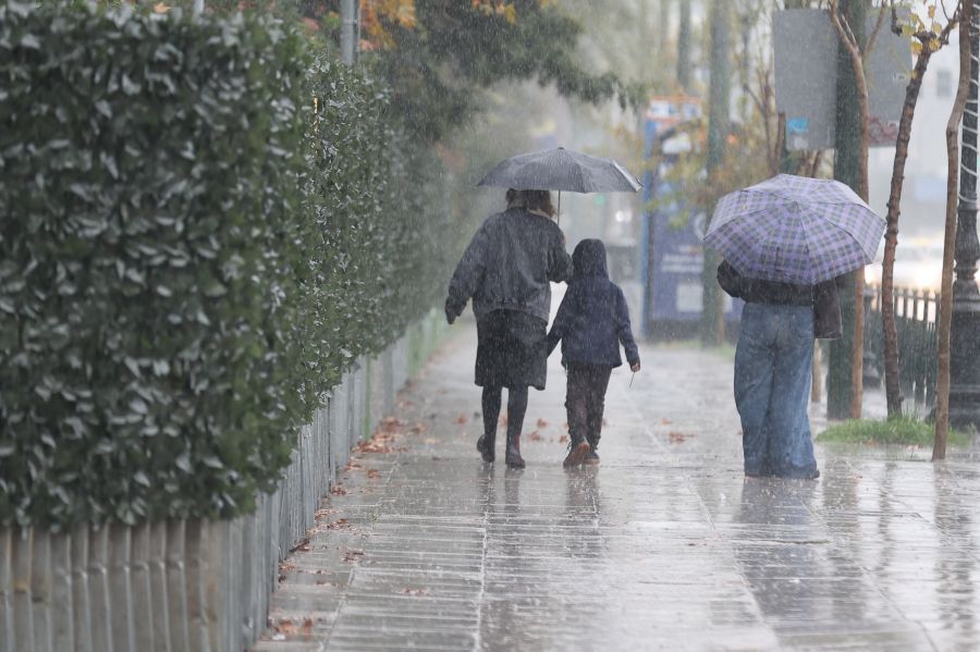 Τοπικές βροχές και παροδικές χιονοπτώσεις στα ορεινά