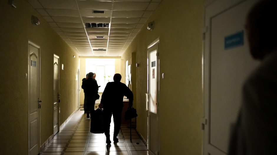 Άπλωνε ρούχα και έπεσε στο κενό-Τέντα ανέκοψε την πτώση