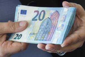 11 «αόρατοι» φόροι στις καθημερινές μας συναλλαγές