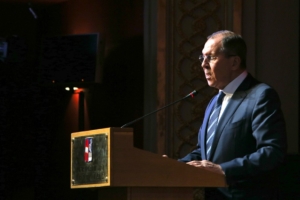 Ο Λαβρόφ προτρέπει τις ΗΠΑ “να εγκαταλείψουν τα τελεσίγραφα” στο Ιράν