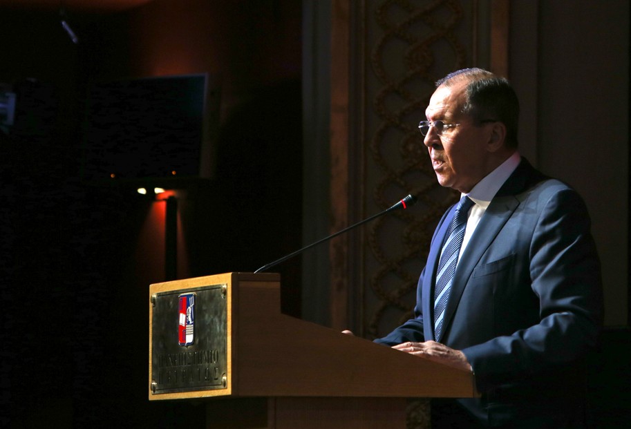 Ο Λαβρόφ προτρέπει τις ΗΠΑ “να εγκαταλείψουν τα τελεσίγραφα” στο Ιράν