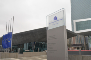 Μήνας “κλειδί” ο Απρίλιος για τα επιτόκια ΕΚΤ