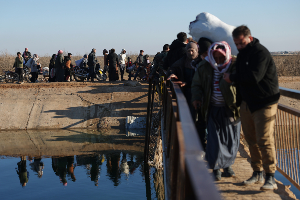 Συρία: Άμαχοι φεύγουν από περιοχή που τελούσε υπό κουρδικό έλεγχο, πριν από την εκπνοή προθεσμίας του στρατού