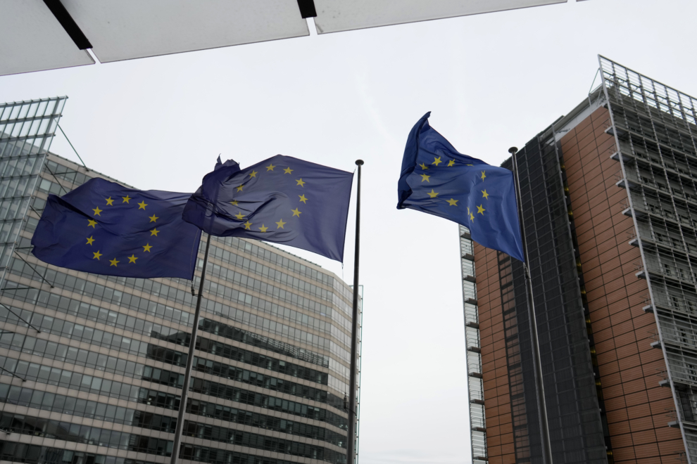 Η ΕΕ κινείται προς το πάγωμα της διαδικασίας επικύρωσης της εμπορικής της συμφωνίας με τις ΗΠΑ