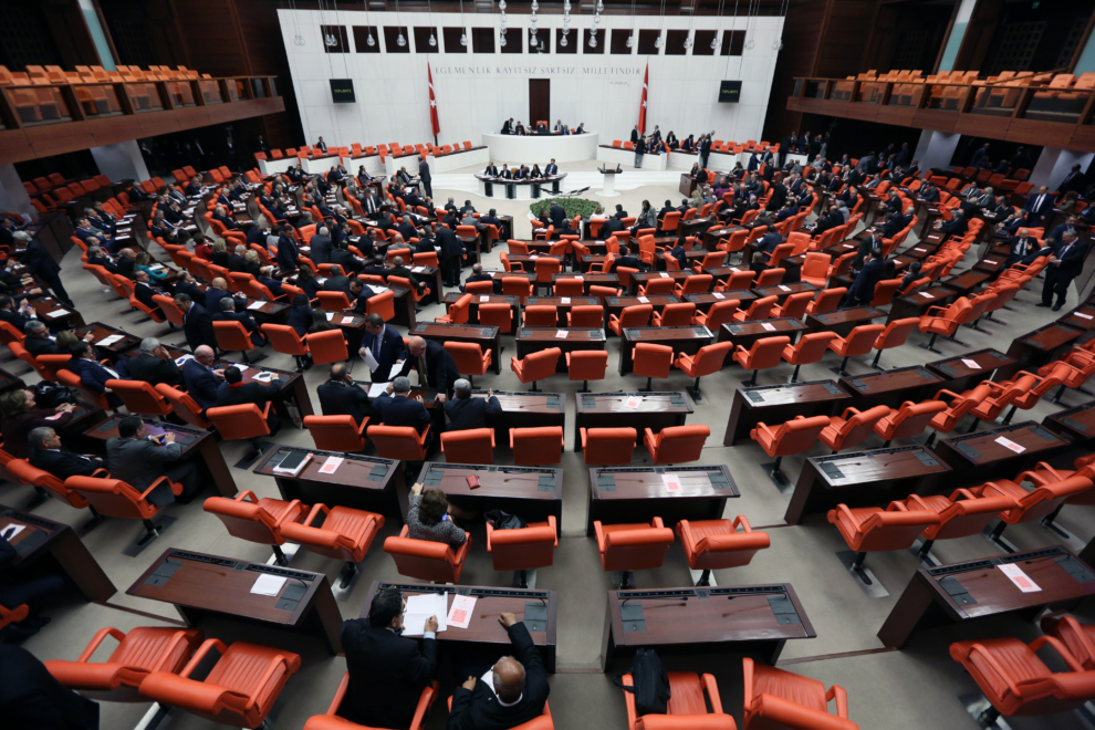 Τουρκία: Επιτροπή του τουρκικού κοινοβουλίου ενέκρινε έκθεση για την προώθηση της ειρηνευτικής διαδικασίας με το PKK