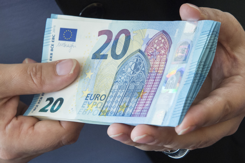 Επιδόματα σε μητέρες και ανέργους