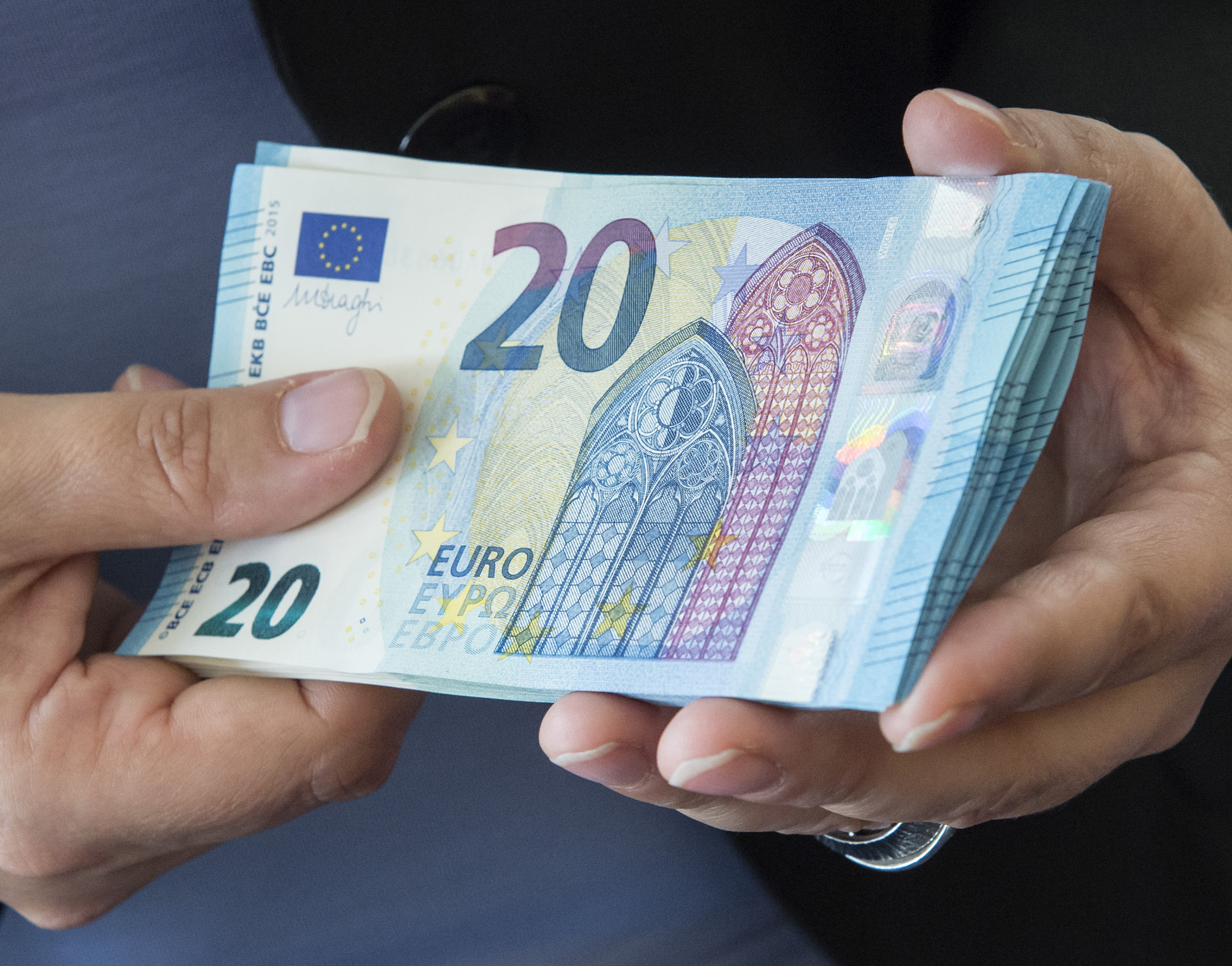 Επιδόματα σε μητέρες και ανέργους