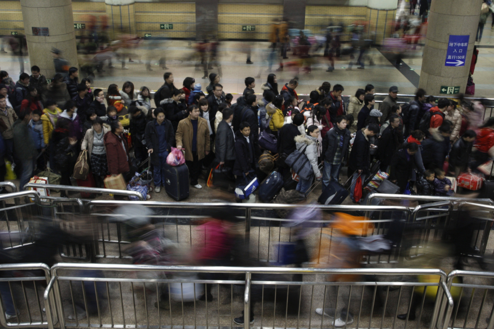 Κίνα: Οι νεαροί καταναλωτές αλλάζουν τις παραδοσιακές συνήθειες αγορών για το Φεστιβάλ της Άνοιξης