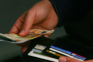 Σενάρια για κατώτατο μισθό 930-940 ευρώ – Νέα αύξηση τον Απρίλιο