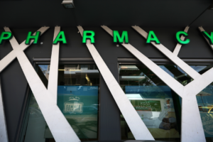 Ουρές τέλος για τα ακριβά φάρμακα του ΕΟΠΥΥ – Και στα φαρμακεία της γειτονιάς