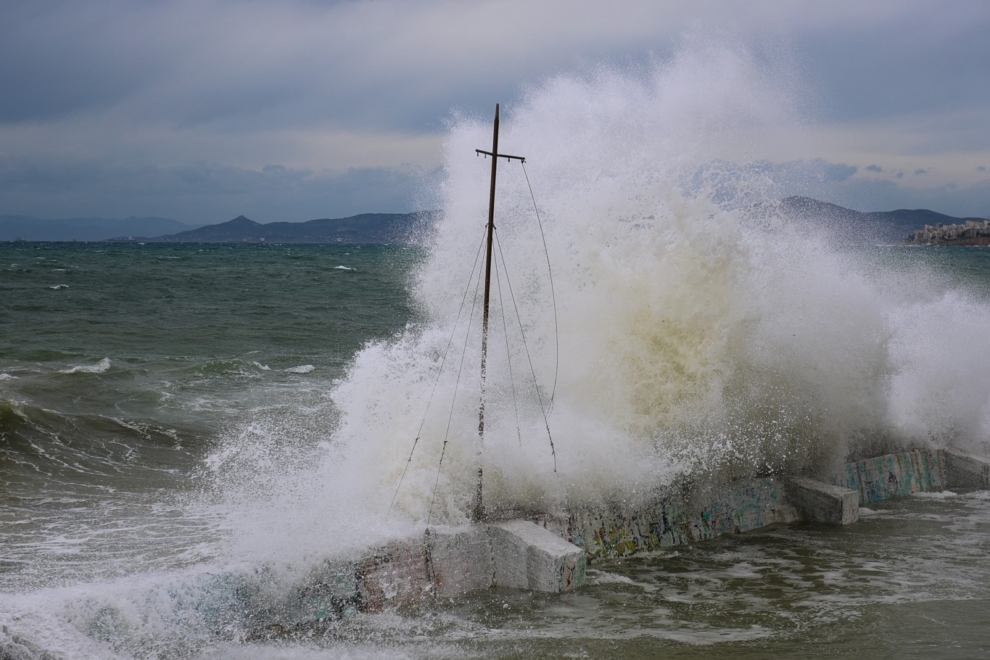 «Αναταράξεις» στο Νότιο Αιγαίο προκάλεσαν οι ισχυροί άνεμοι – Δέντρα ξεριζώθηκαν, πτήσεις ακυρώθηκαν και το 112 ήχησε για περιορισμό των μετακινήσεων