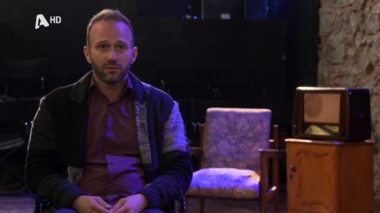 Πίσω από το πληκτρολόγιο