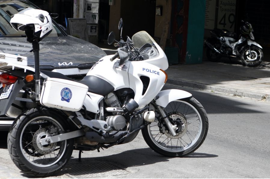 Σύλληψη τριών νεαρών για τη ληστεία σε κατάστημα ψιλικών στην Τριανδρία