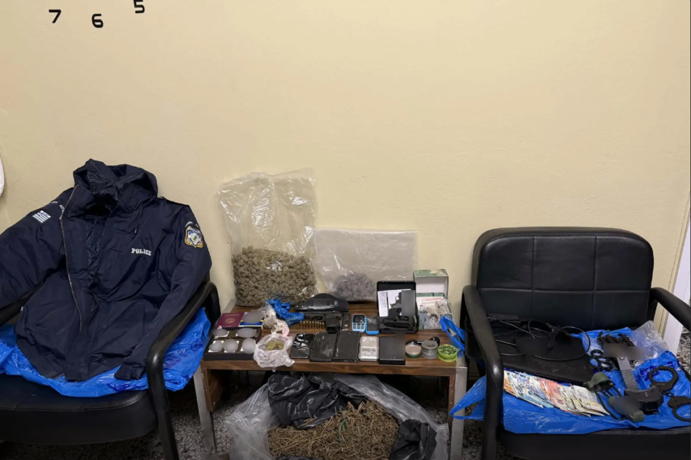 Αστυνομικές επιχειρήσεις σε οικισμούς σε Ίλιον, Ασπρόπυργο, Αχαρνές και Ελευσίνα – Κατασχέθηκαν ναρκωτικά και όπλα