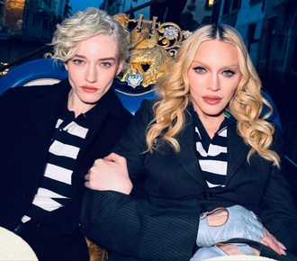 Madonna & Julia Garner: Ταξίδι στο παρελθόν με άρωμα «Like a Virgin»