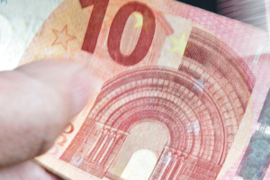 Πολικές αντιδράσεις στην αύξηση του κατώτατου μισθού