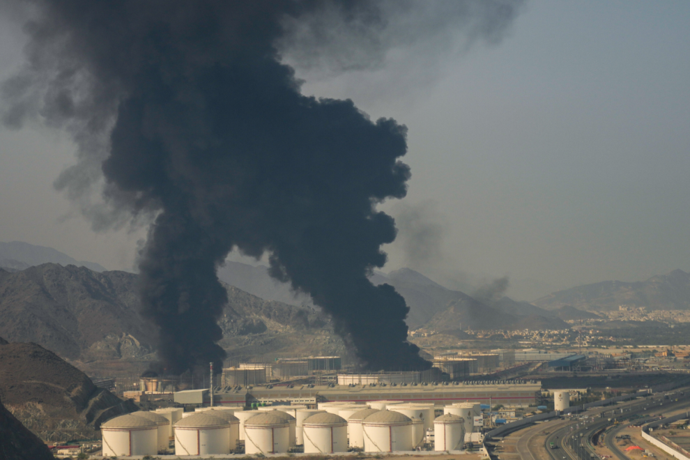 ΗΑΕ: Καπνός υψώνεται πάνω από μια πετρελαϊκή εγκατάσταση στη Φουτζάιρα