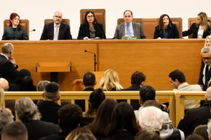 Άρχισε η δίκη για τα Τέμπη – Διακοπές, ένταση και οργή συγγενών