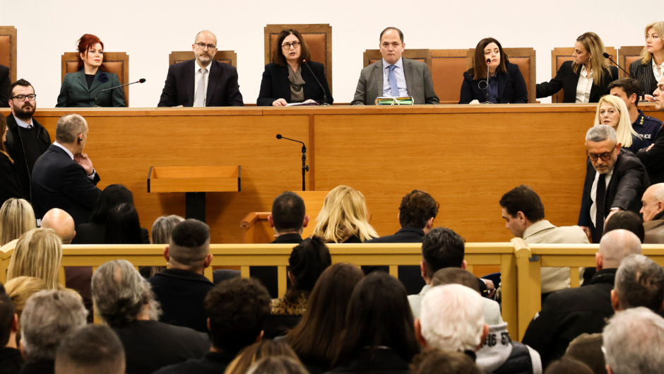 Άρχισε η δίκη για τα Τέμπη – Διακοπές, ένταση και οργή συγγενών