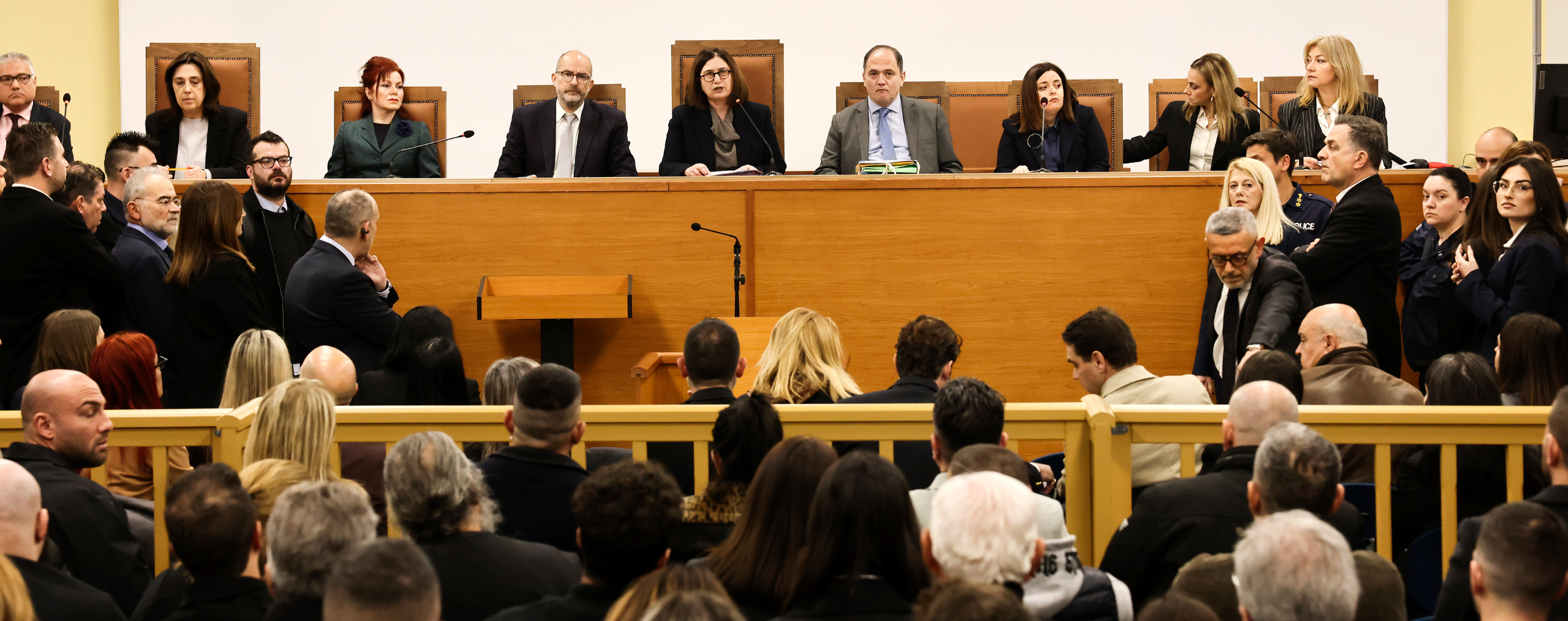 Άρχισε η δίκη για τα Τέμπη – Διακοπές, ένταση και οργή συγγενών