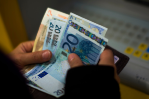 Aπό 1η Απριλίου- 920 ευρώ μικτά ο κατώτατος μισθός