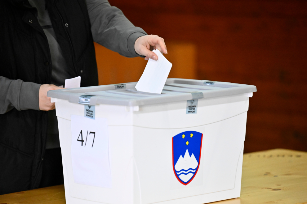 Σλοβενία: Το φιλελεύθερο κόμμα του πρωθυπουργού Γκολόμπ προηγείται της παράταξης του τραμπικού Γιάνσα