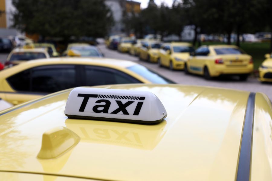 Συνεχίζουν και σήμερα τις απεργιακές κινητοποιήσεις οι οδηγοί ταξί