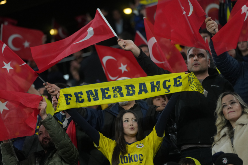 Υπό έρευνα από την UEFA η Φενέρμπαχτσε για τα συμβόλαια παικτών και Μουρίνιο