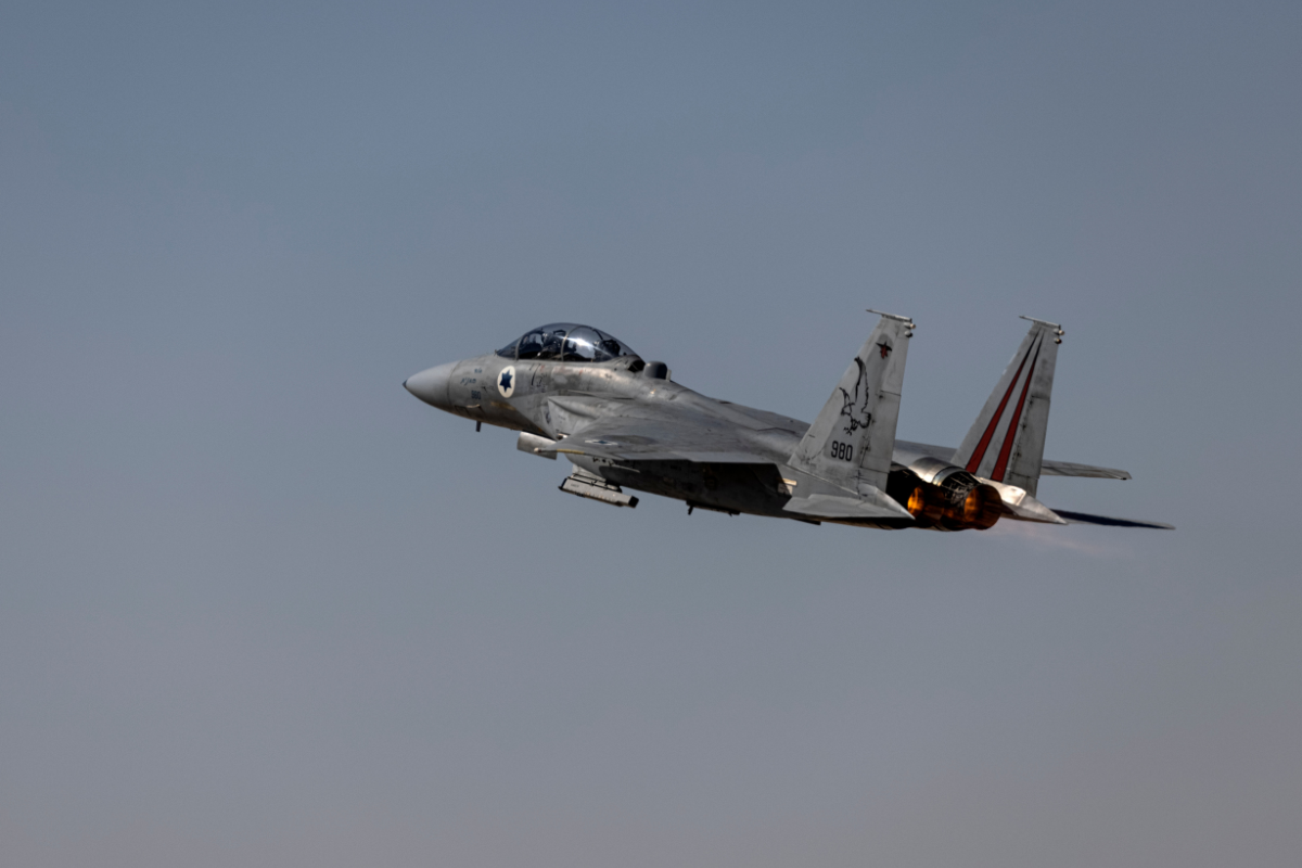 Έπληξαν στρατιωτικούς στόχους και υποδομές στο Ιράν